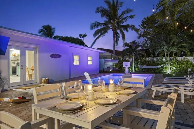 a view of an outdoor sitting area with furniture