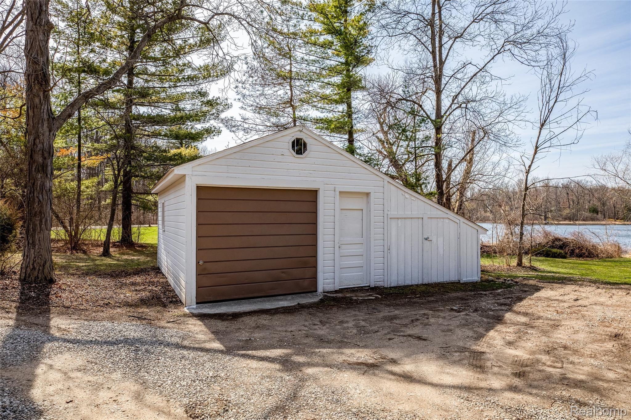 4100 Pardee Lake Road Howell, MI 48843 - Photo 35 of 35 12.Garage