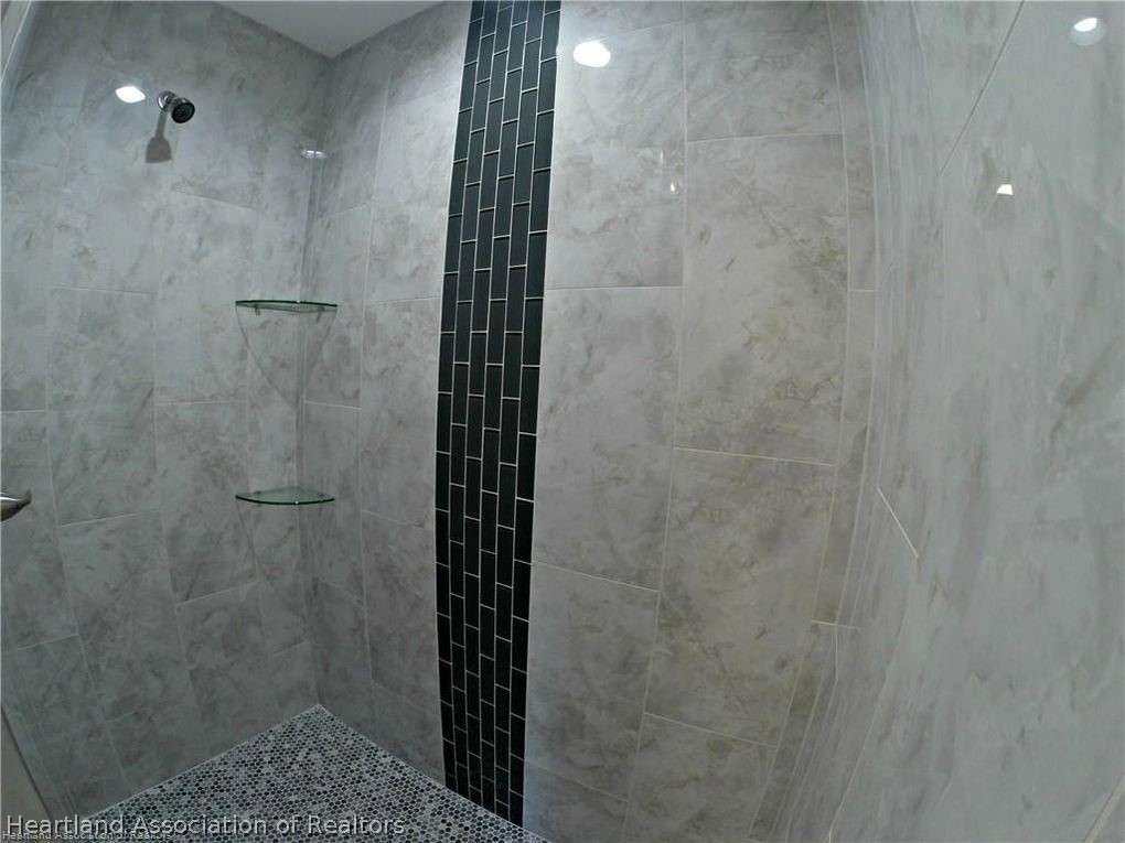 144 Lincoln Road Northwest Lake Placid, FL 33852 - Photo 13 of 19 a bathroom with a shower