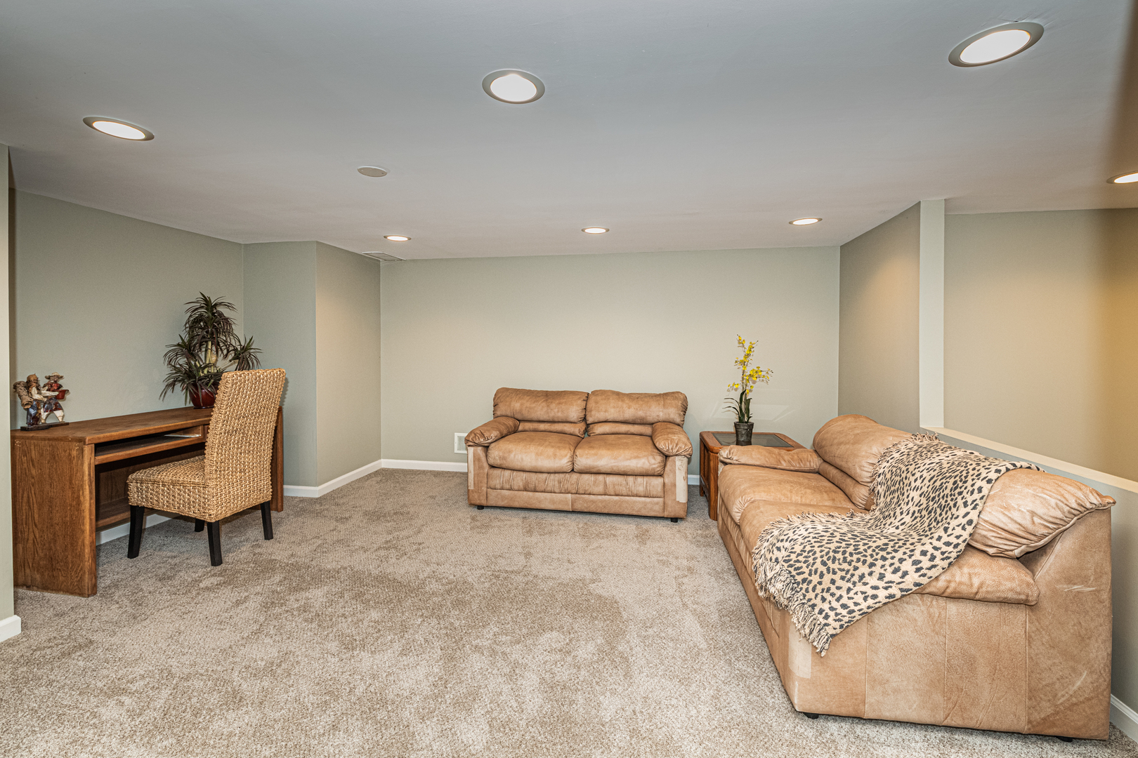 27149 West Cuba Road Barrington, IL 60010 - Photo 38 of 68 a living room with furniture