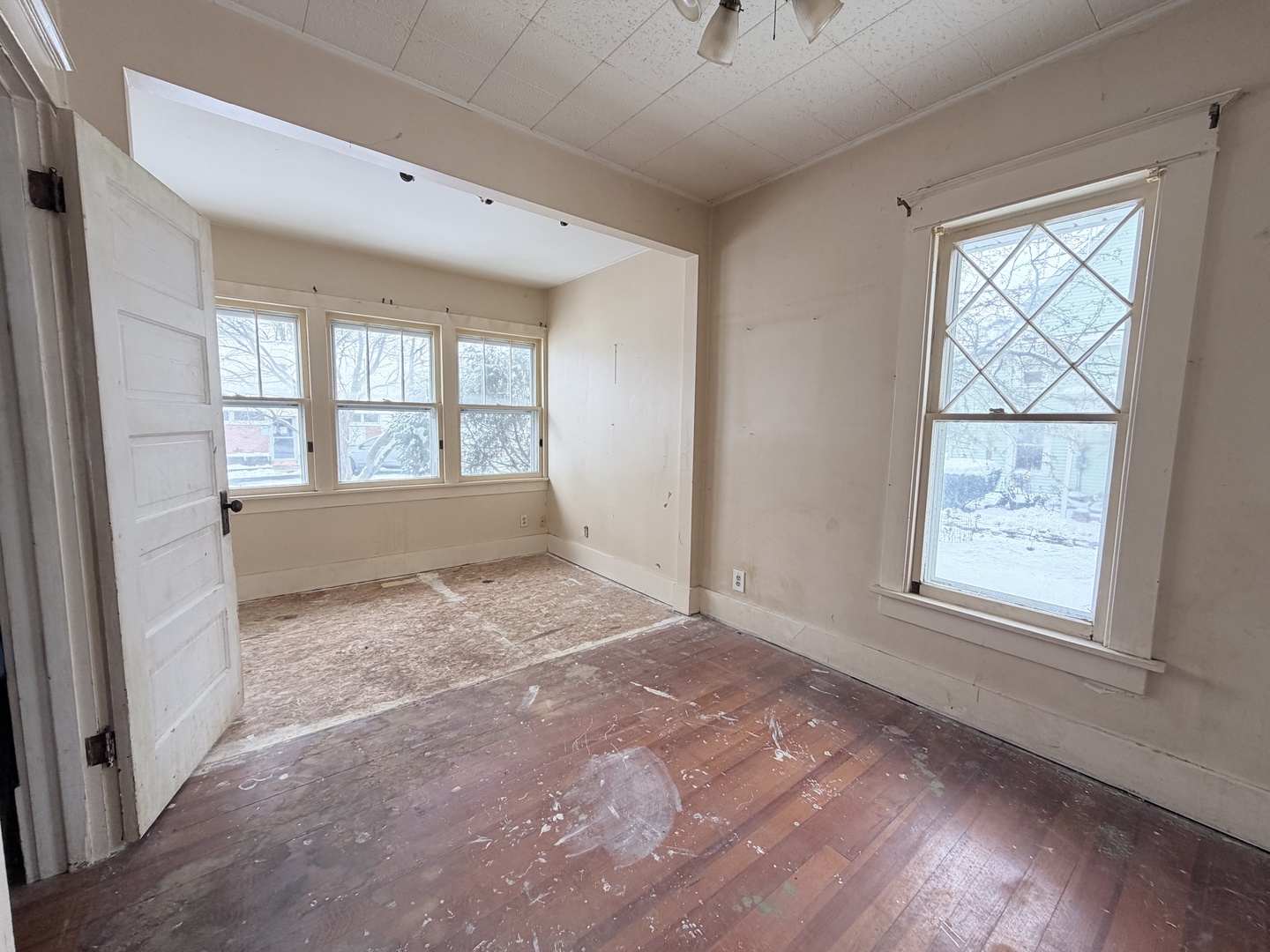 102 East Lincoln Street Pesotum, IL 61863 - Photo 19 of 24 an empty room with windows
