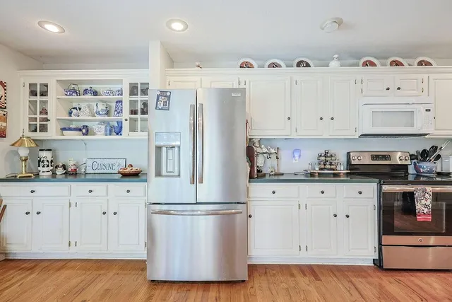 $289,900 | 19947 Walden Oaks, Country Club, MO 64505