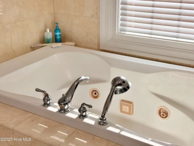 $879,000 | 11 Bullens Creek Drive, New Bern, NC 28562