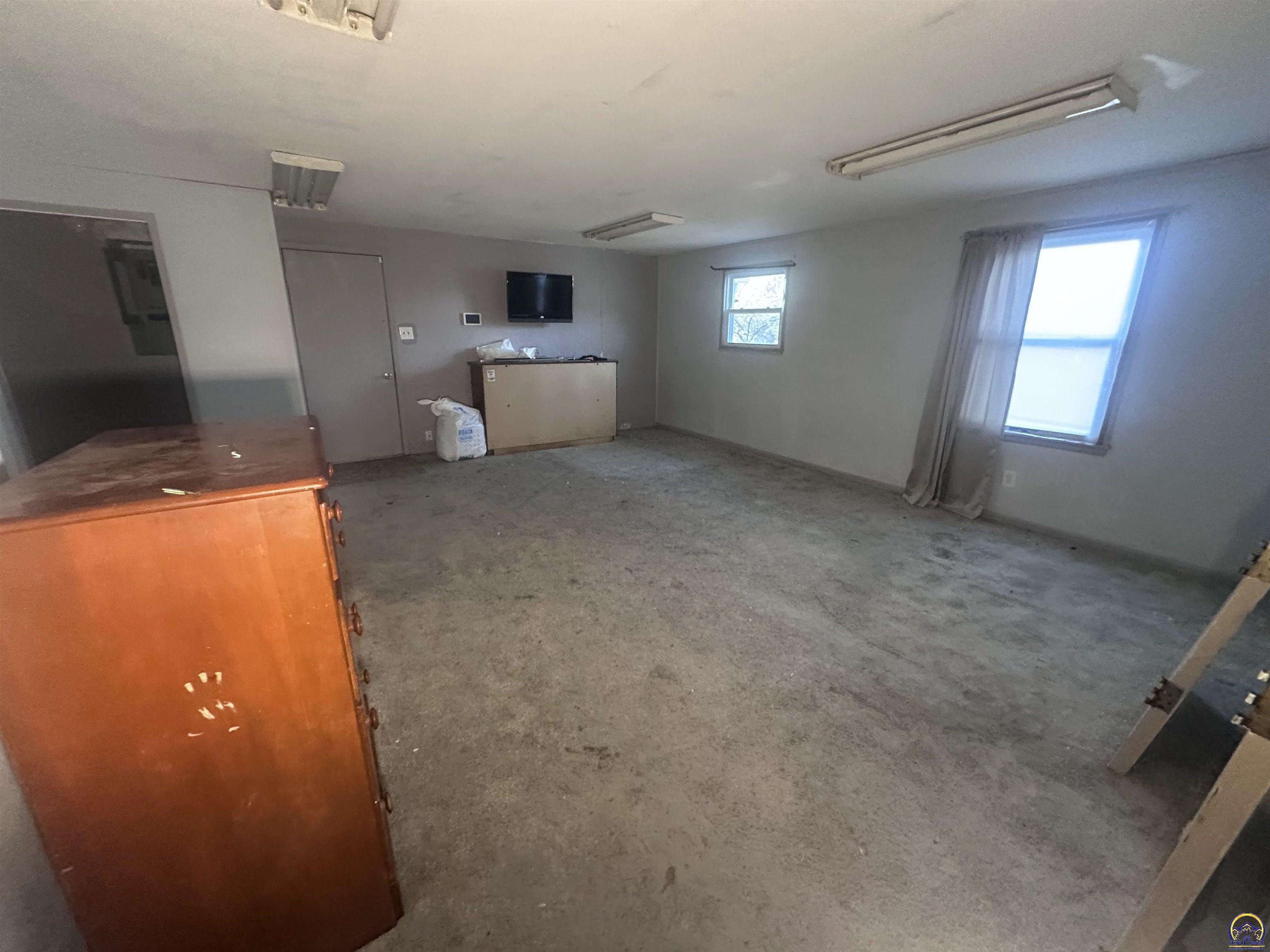 1911 Southeast Iowa Avenue Topeka, KS 66607 - Photo 5 of 44