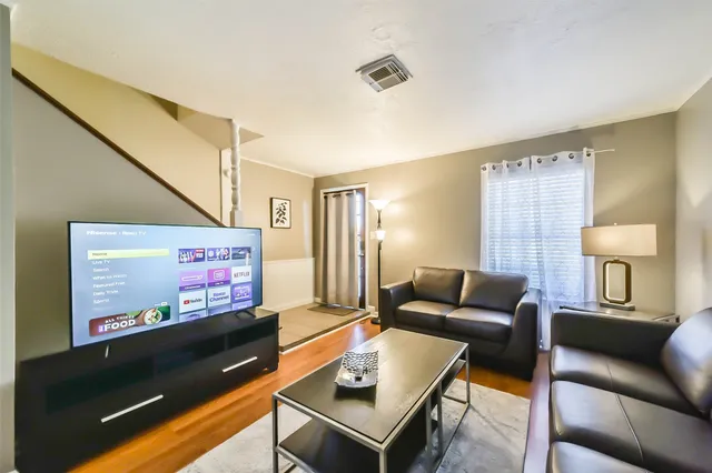 $2,300 | 1413 Ramada Drive, Unit 1413, Houston, TX 77062