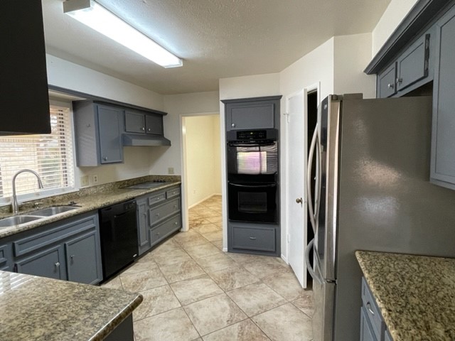 3003 Planters Street Sugar Land, TX 77479 - Photo 12 of 40 a kitchen with stainless steel appliances granite countertop a refrigerator and a sink