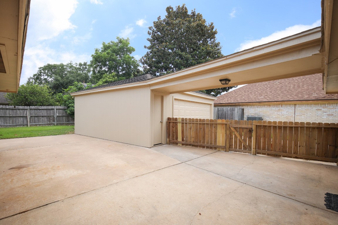 3003 Planters Street Sugar Land, TX 77479 - Photo 23 of 40 a view of a backyard
