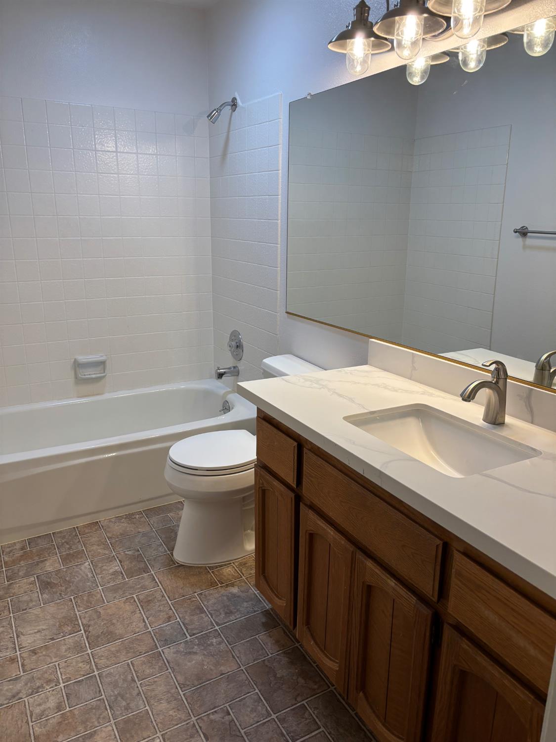 7029 Rio Cuarto Court Citrus Heights, CA 95621 - Photo 12 of 36 Full bath down the hallway