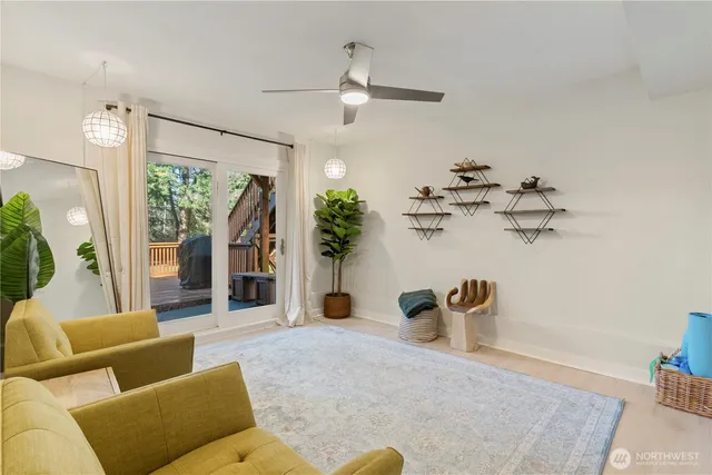 a view of a livingroom with furniture and a ceiling fan