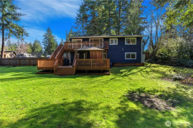 a view of a yard with a tree