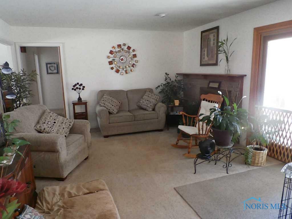 4048 Gilhouse Road Toledo, OH 43623 - Photo 5 of 16 Living Room.