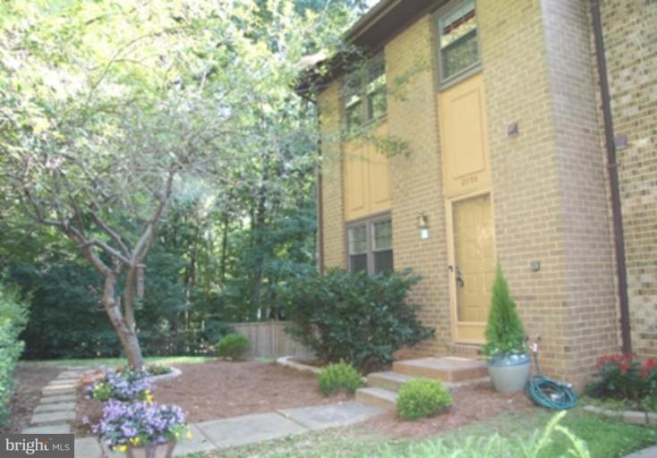 2058 Headlands Circle Reston, VA 20191 - Photo 1 of 14 *