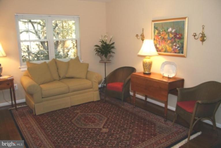 2058 Headlands Circle Reston, VA 20191 - Photo 3 of 14 Living Room #2