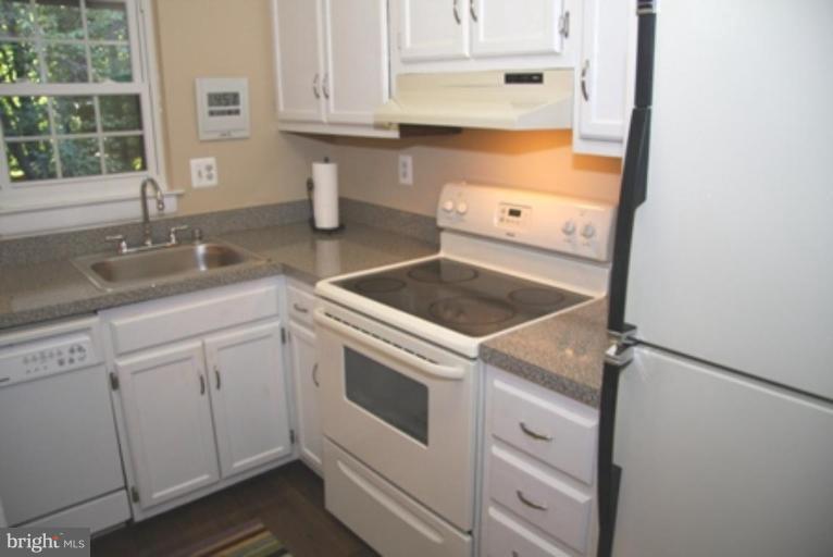 2058 Headlands Circle Reston, VA 20191 - Photo 9 of 14 Kitchen