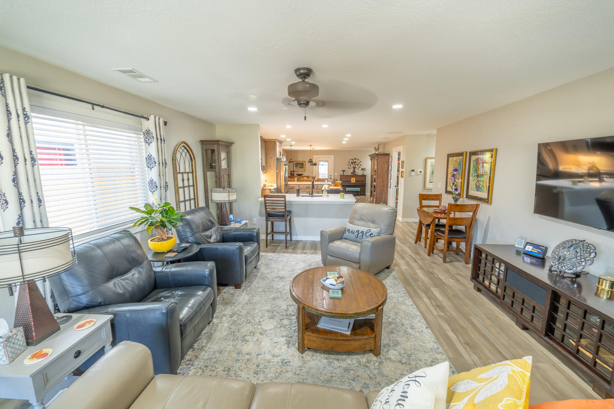 251 Christopher Way Talent, OR 97540 - Photo 2 of 30 251 Christopher Way - Living Room