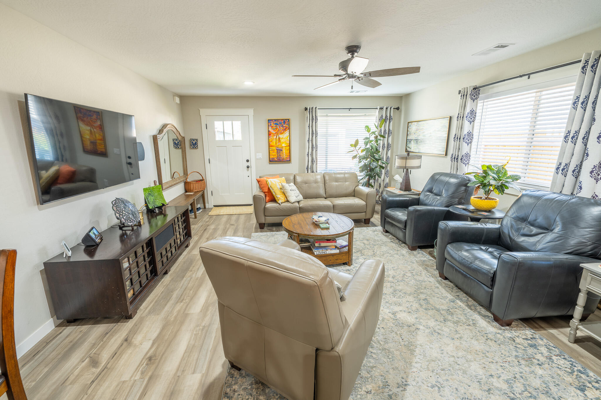 251 Christopher Way Talent, OR 97540 - Photo 3 of 30 251 Christopher Way - Living Room 3