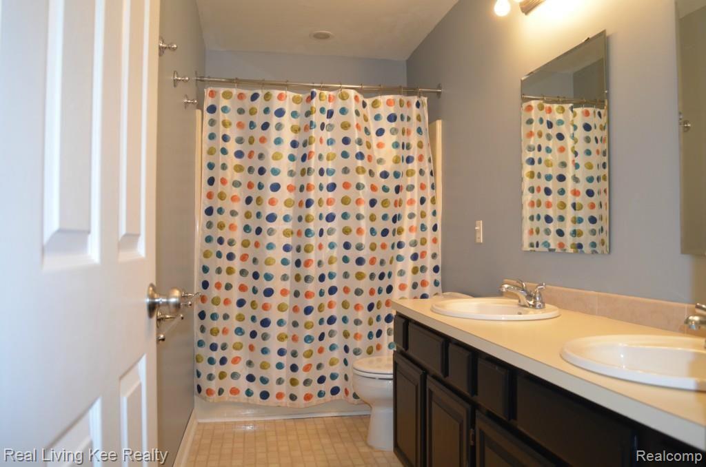 2035 North Fairview Lane Rochester, MI 48306 - Photo 23 of 35 Kids Bath 1.jpg