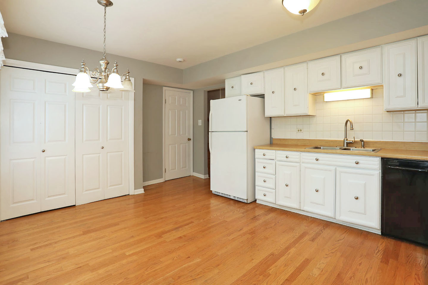 1324 Chartwell Road Schaumburg, IL 60169 - Photo 11 of 36