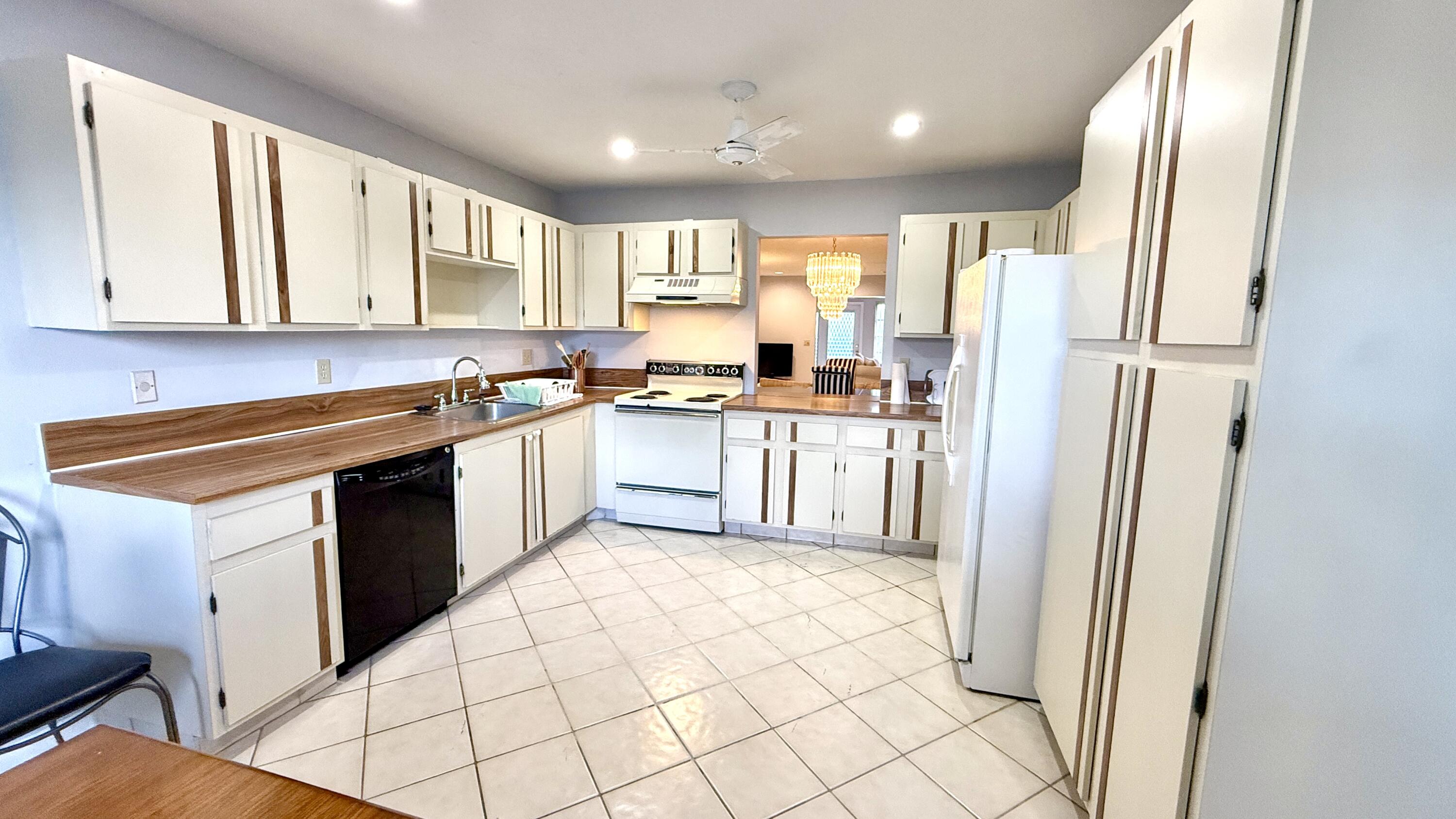 5242 Privet Place Delray Beach, FL 33484 - Photo 3 of 50 Kitchen