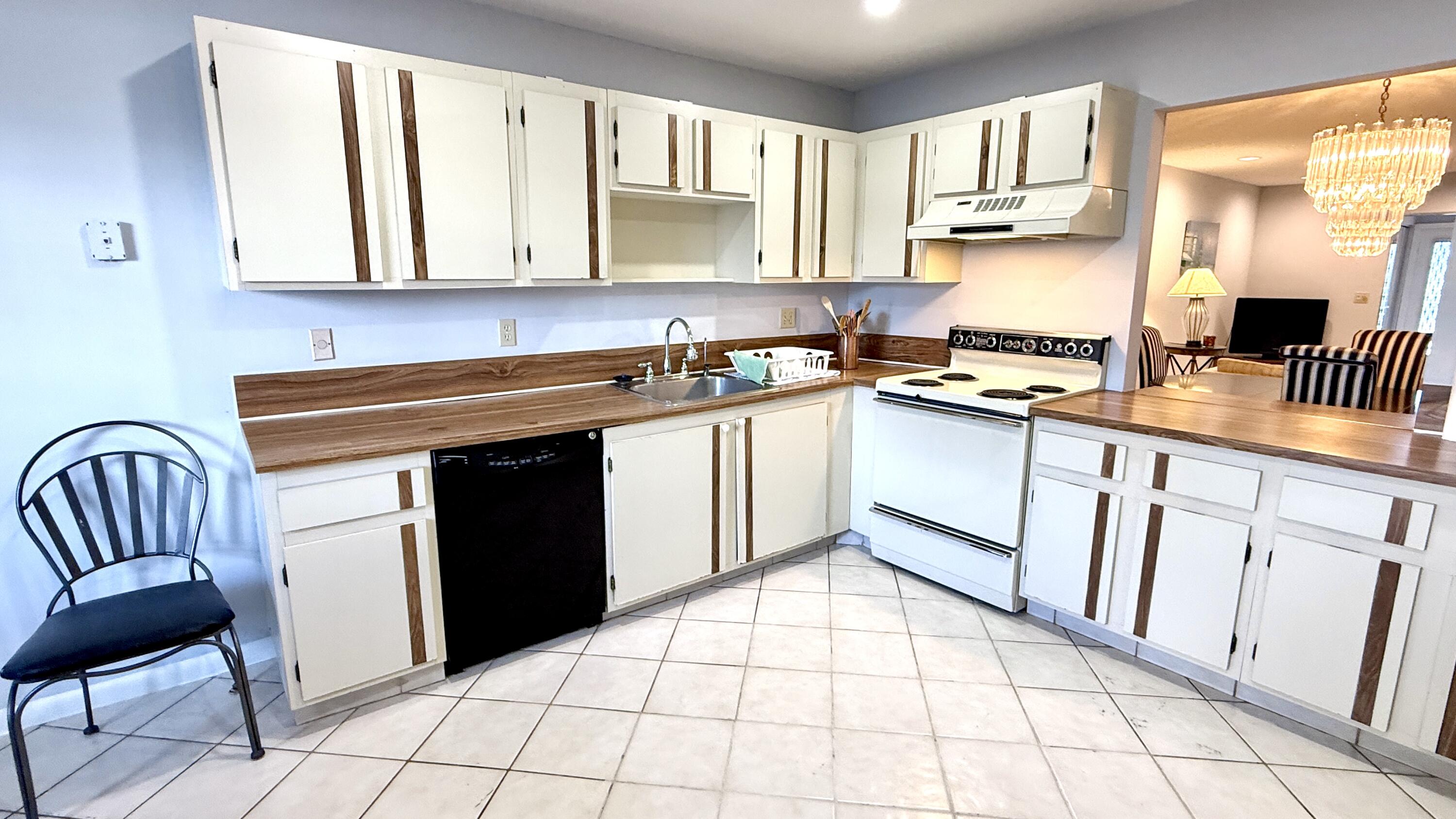 5242 Privet Place Delray Beach, FL 33484 - Photo 5 of 50 Kitchen