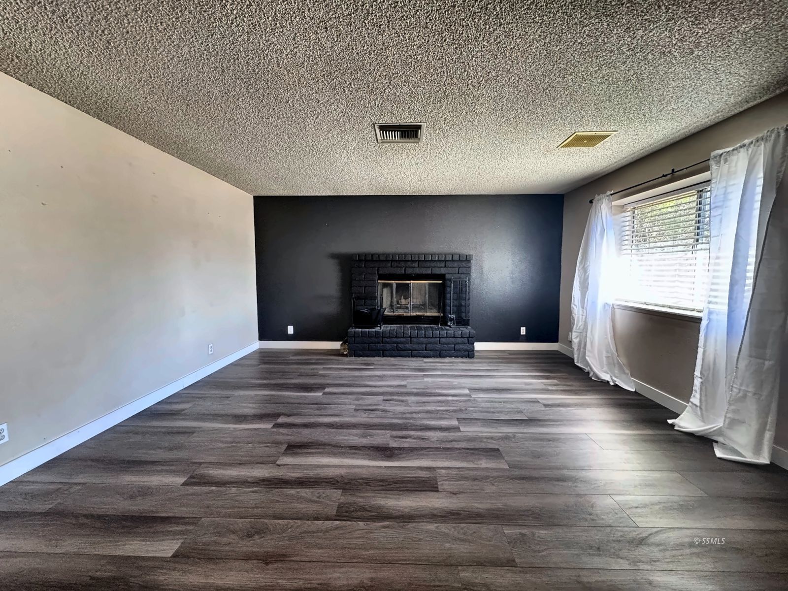 625 South Lakeview Court Ridgecrest, CA 93555 - Photo 4 of 21 Gallery Image 4