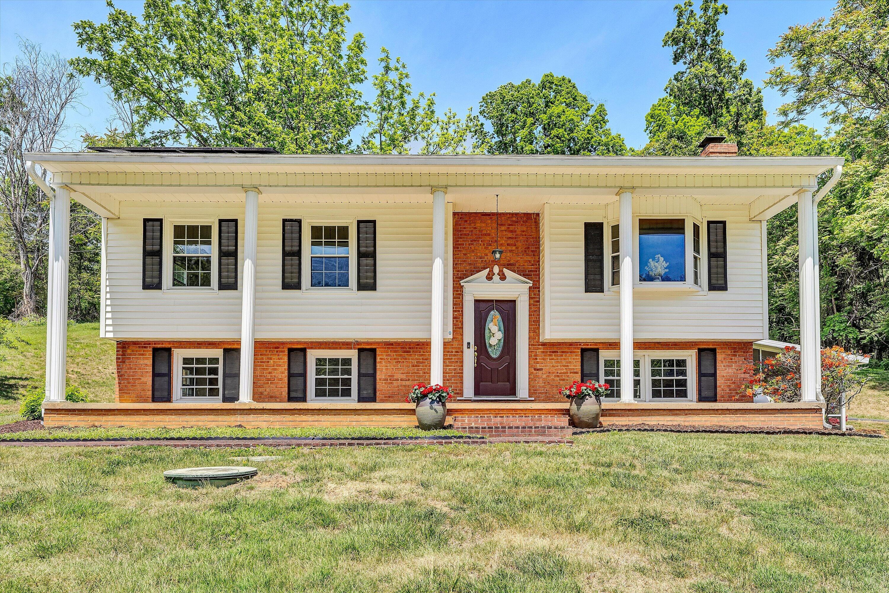 133 Kelsey Way Fincastle, VA 24090 - Photo 4 of 58 front view of a house with a yard