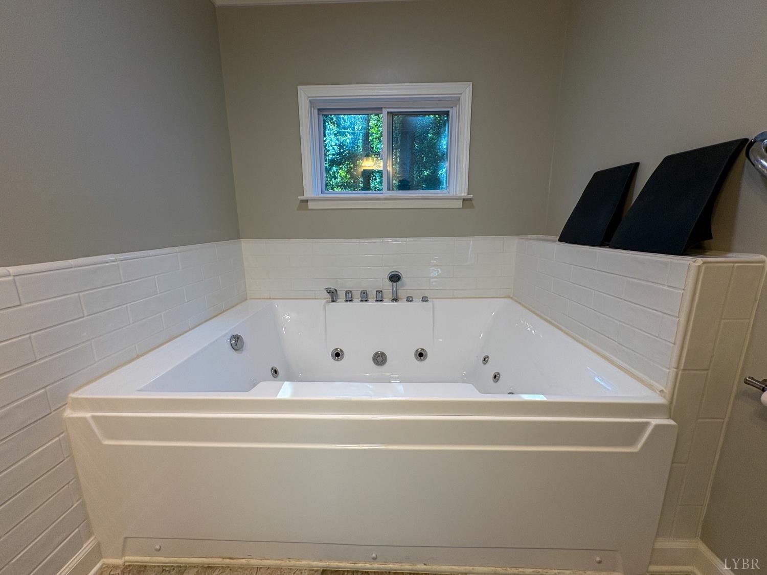 202 Hounds Run Forest, VA 24551 - Photo 29 of 38 a bathroom with a bathtub