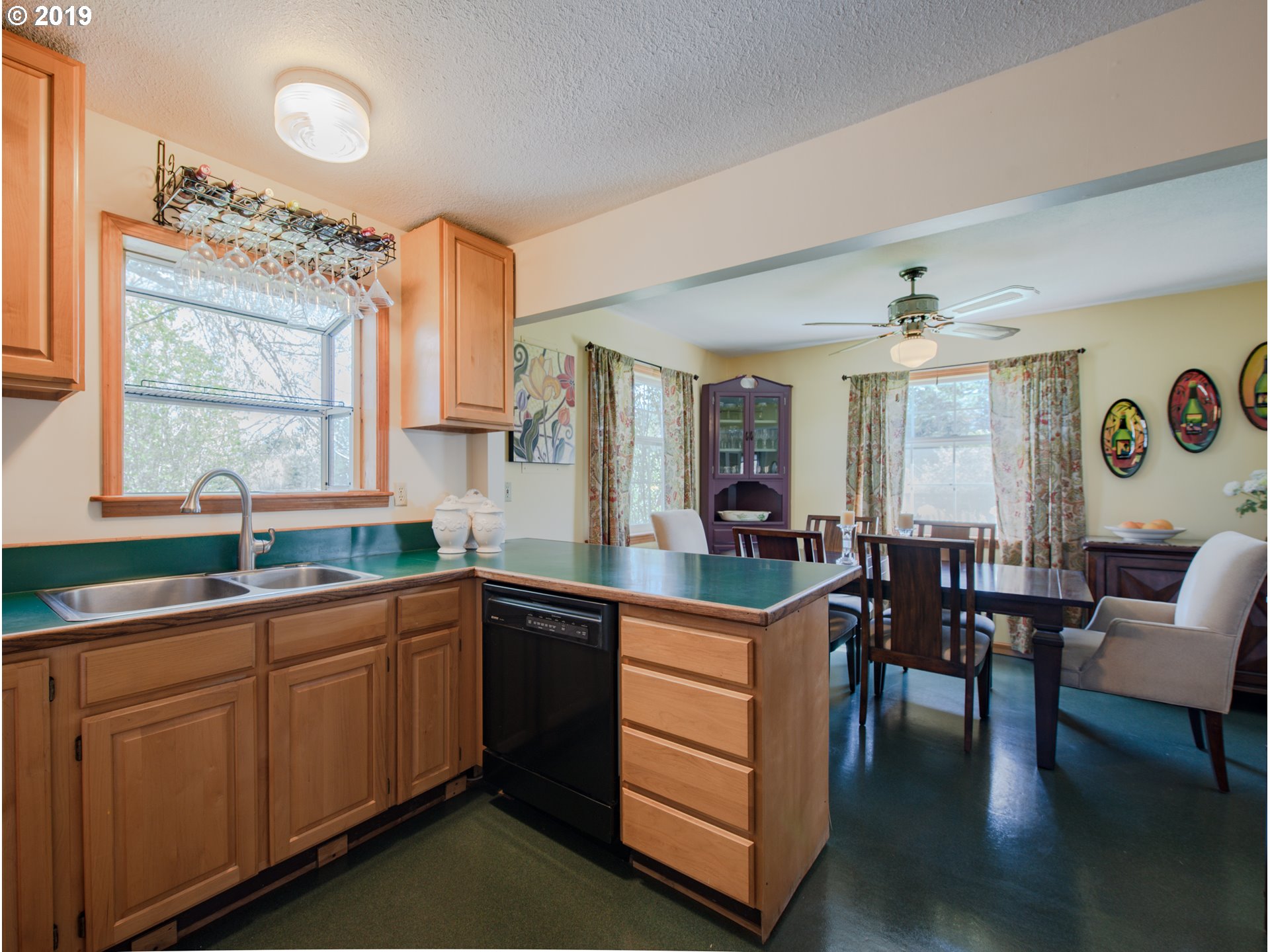581 Snowden Road White Salmon, WA 98672 - Photo 8 of 27 a kitchen with lots of counter top space