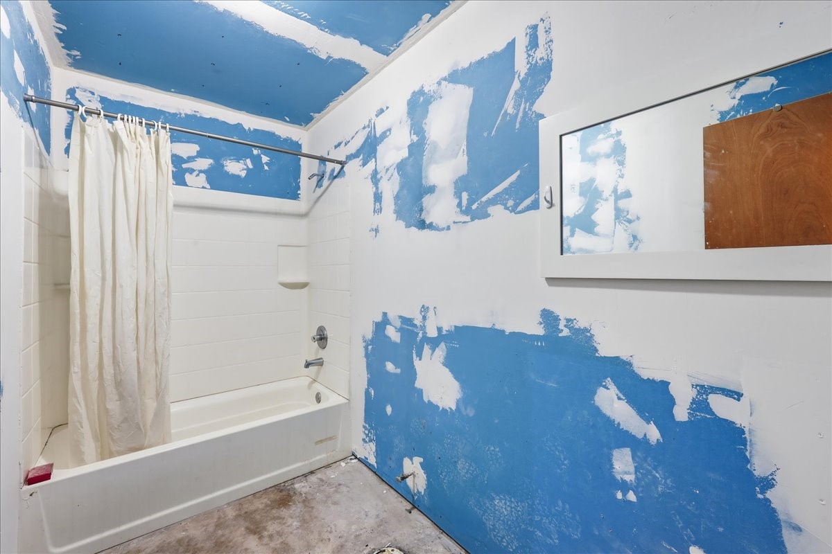 14183 Craigen Road Beaumont, TX 77705 - Photo 24 of 28 Secondary bathroom