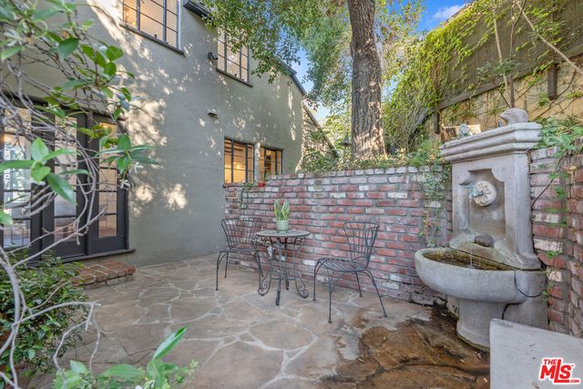 a view of entryway with furniture