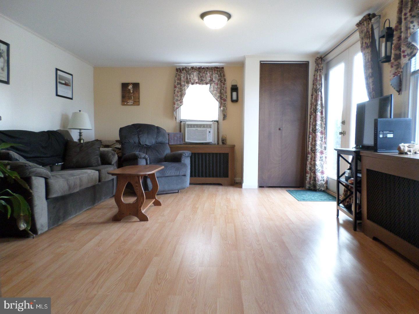 47 Daniels Avenue Reading, PA 19607 - Photo 4 of 18 Living Room