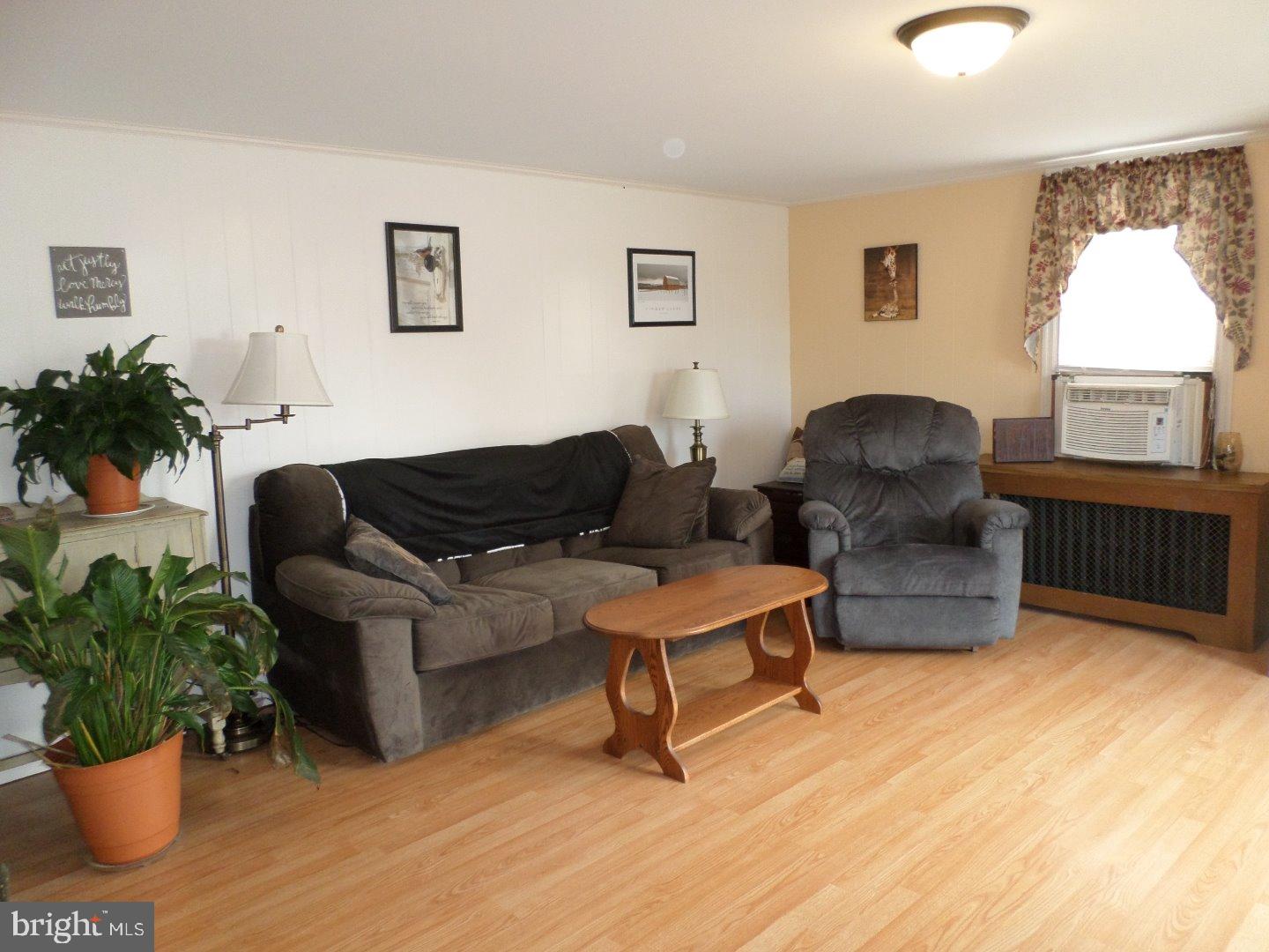 47 Daniels Avenue Reading, PA 19607 - Photo 5 of 18 Living Room