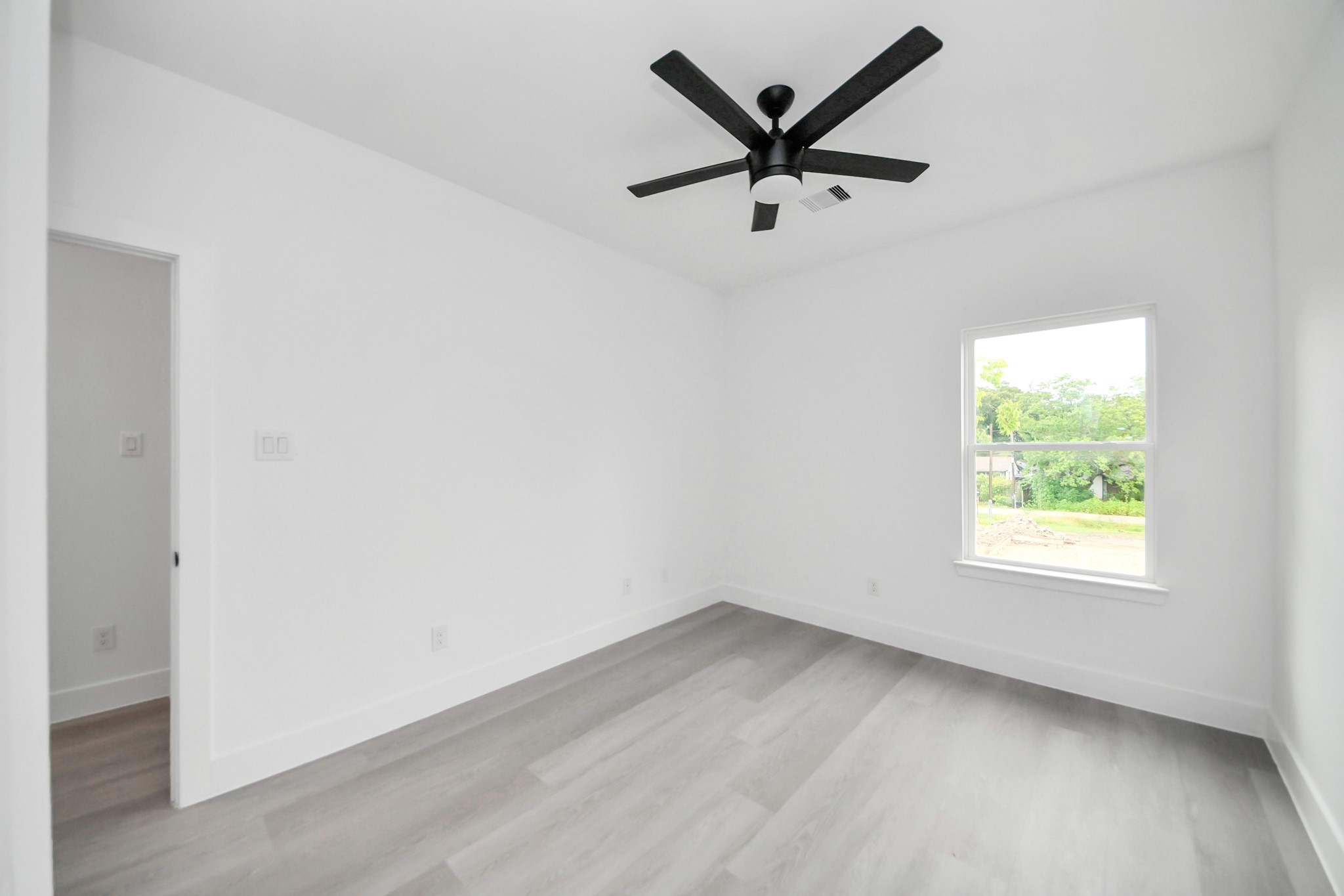 8218 Lawler Street Houston, TX 77051 - Photo 7 of 29