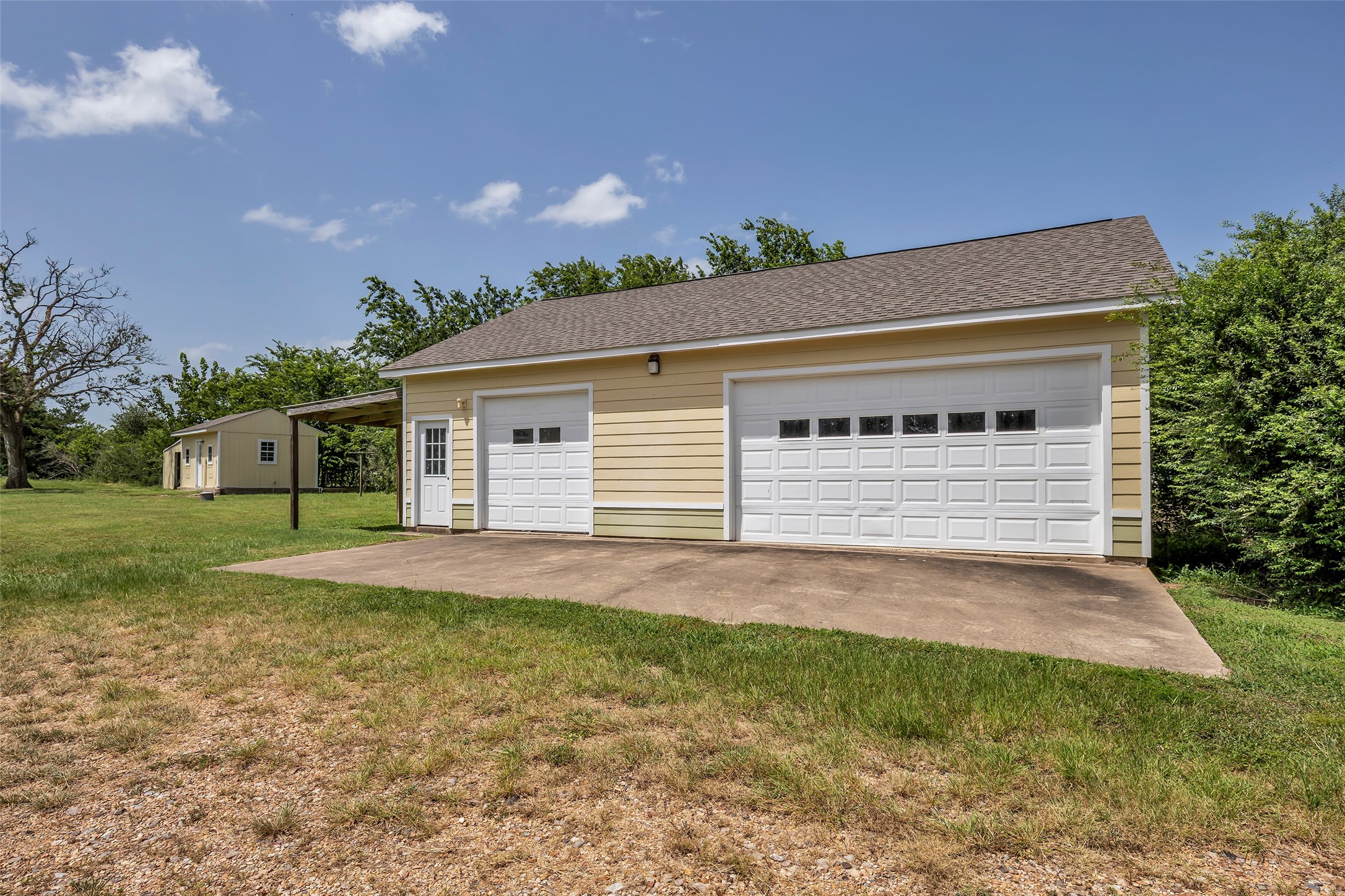 1075 Harrisburg Road Brenham, TX 77833 - Photo 36 of 48 The 3-car garage with the hobby room in the background