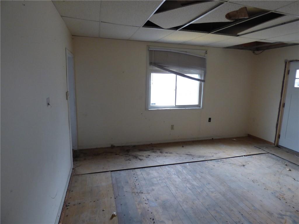911 Amherst Street Pittsburgh, PA 15220 - Photo 11 of 36 an empty room with windows