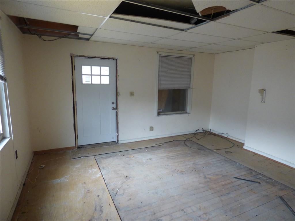 911 Amherst Street Pittsburgh, PA 15220 - Photo 12 of 36 a view of an empty room and window