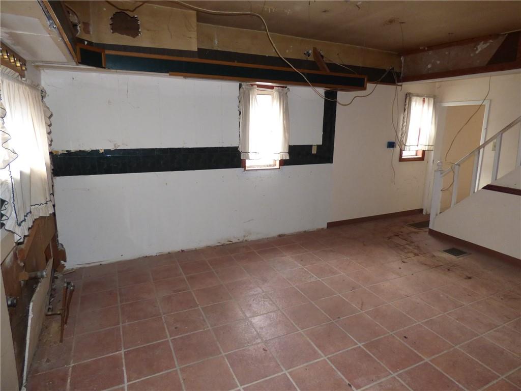 911 Amherst Street Pittsburgh, PA 15220 - Photo 18 of 36 a view of an empty room