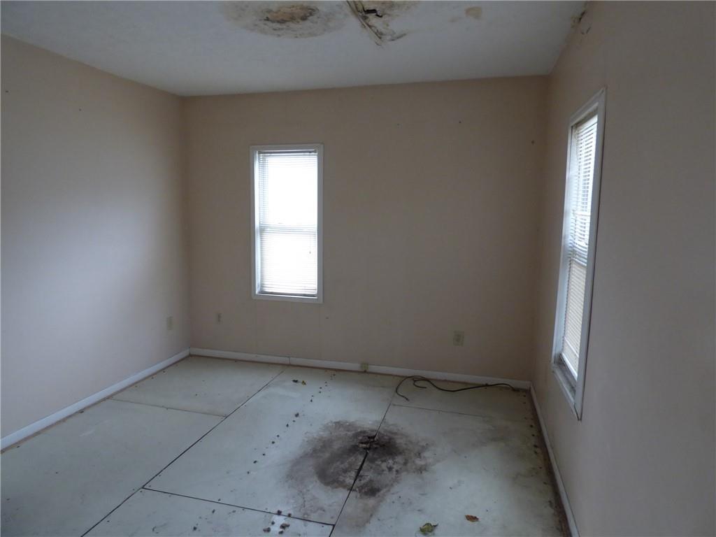911 Amherst Street Pittsburgh, PA 15220 - Photo 22 of 36 an empty room with a window
