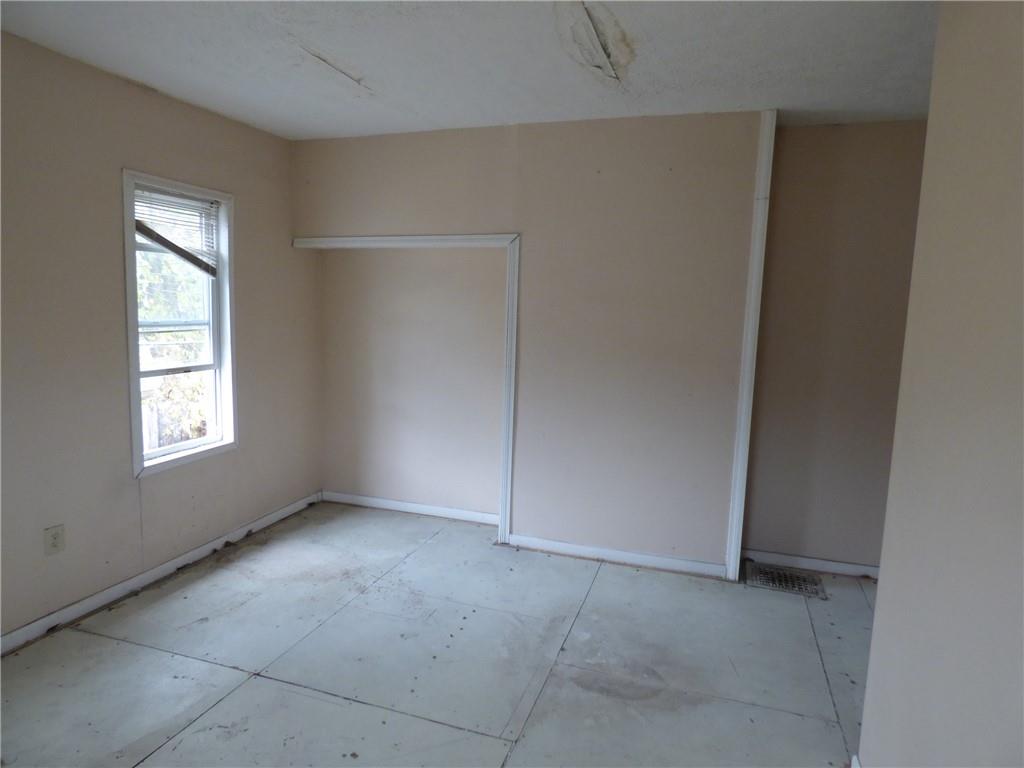911 Amherst Street Pittsburgh, PA 15220 - Photo 25 of 36 an empty room with windows