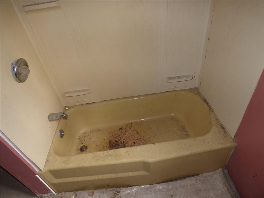 911 Amherst Street Pittsburgh, PA 15220 - Photo 28 of 36 a bathroom with a bathtub