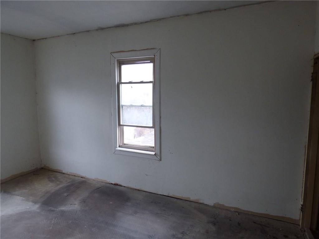 911 Amherst Street Pittsburgh, PA 15220 - Photo 30 of 36 an empty room with a window