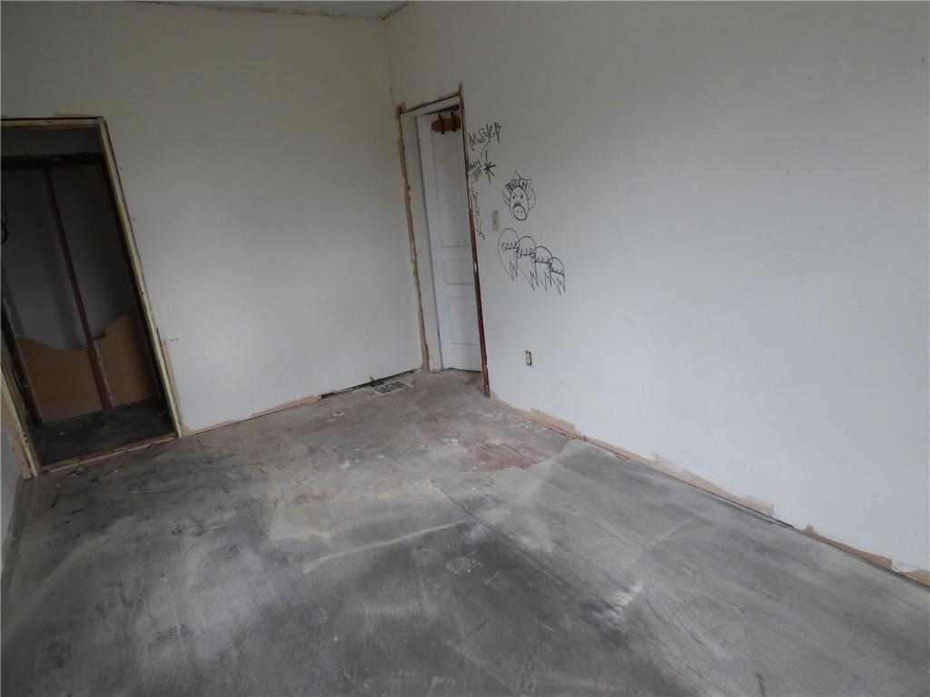 911 Amherst Street Pittsburgh, PA 15220 - Photo 32 of 36 a view of room with a walk in closet