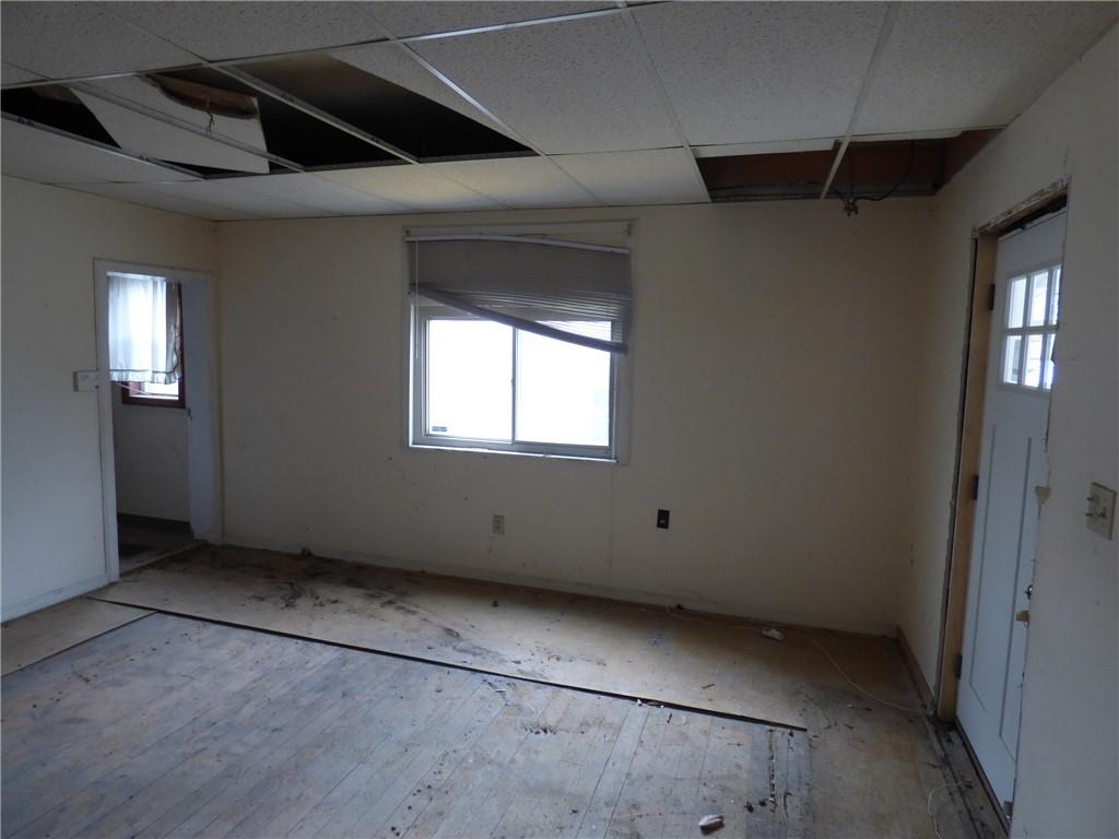 911 Amherst Street Pittsburgh, PA 15220 - Photo 9 of 36 an empty room with windows