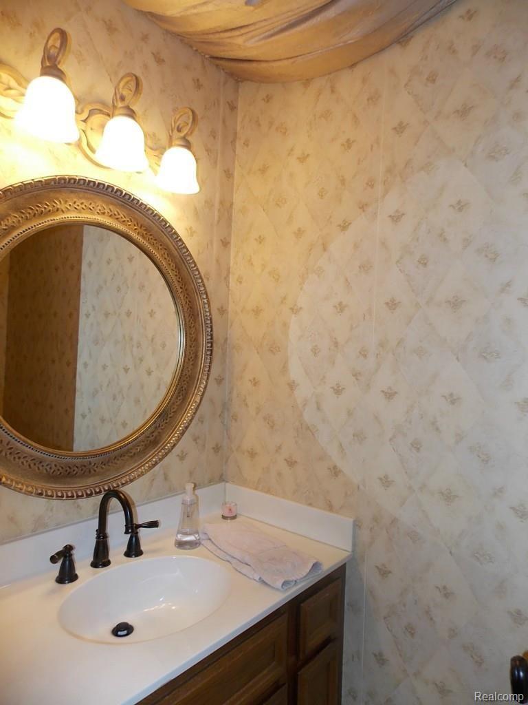 601 Augusta Drive Rochester, MI 48309 - Photo 9 of 34 Powder Room