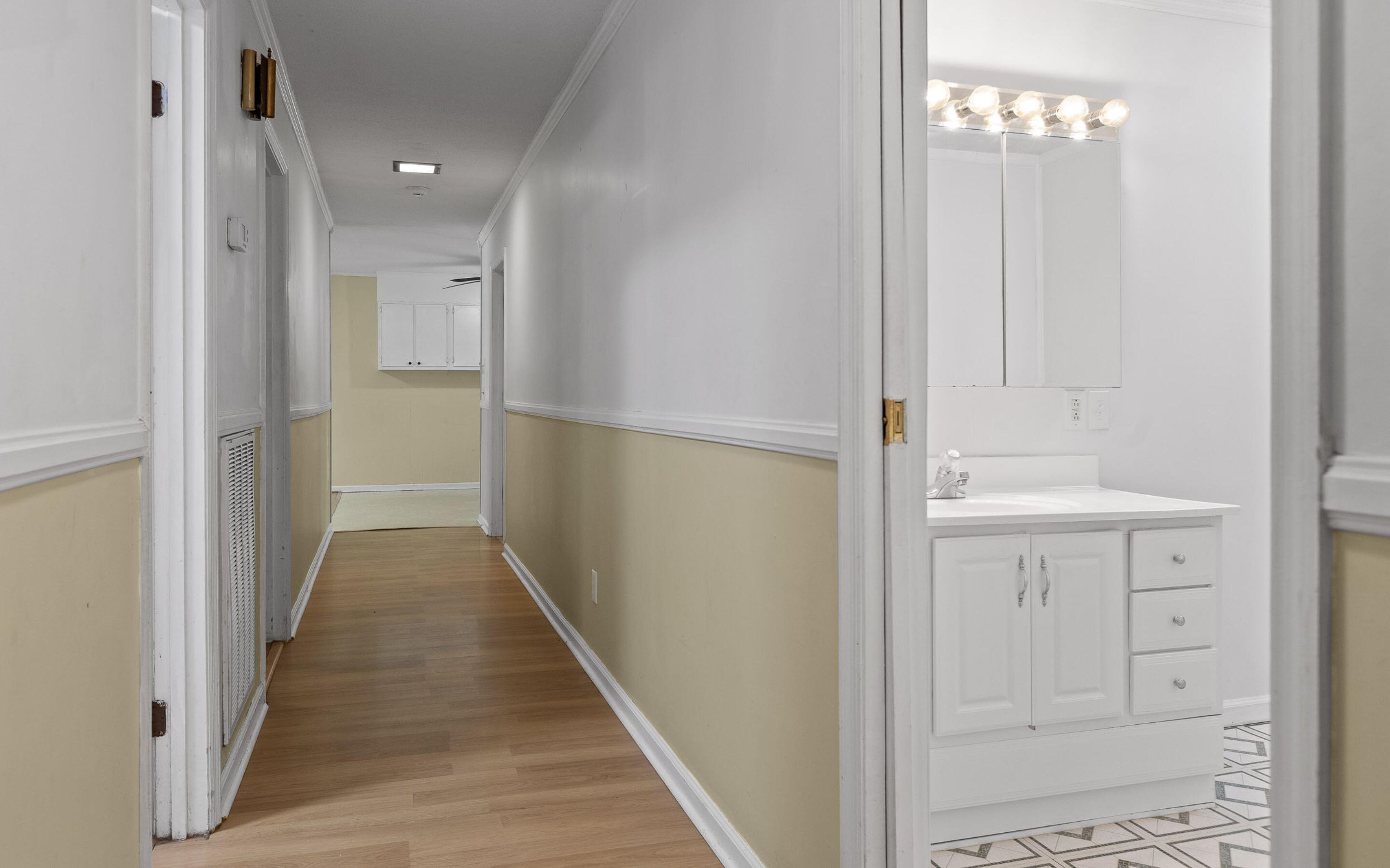 609 Albert Road Signal Mountain, TN 37377 - Photo 14 of 43 Hallway