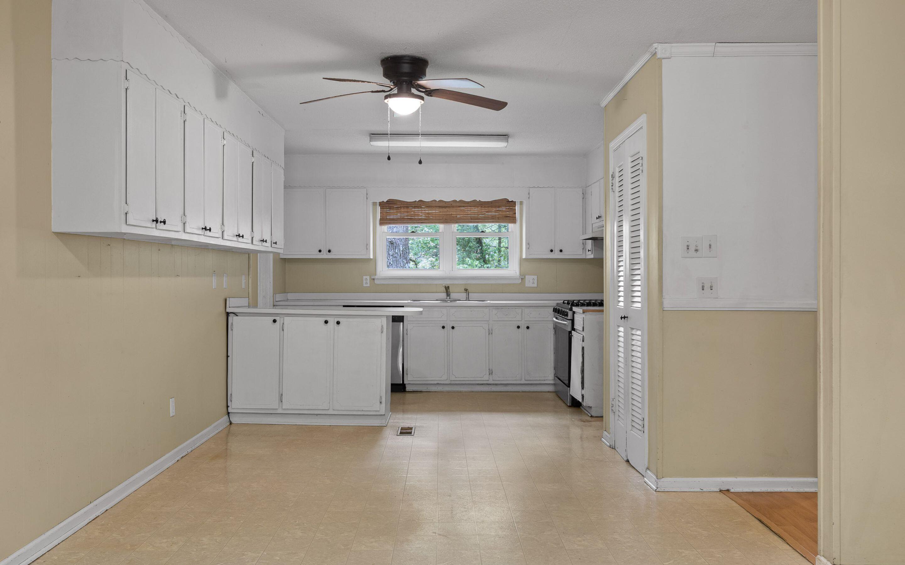 609 Albert Road Signal Mountain, TN 37377 - Photo 9 of 43 Kitchen