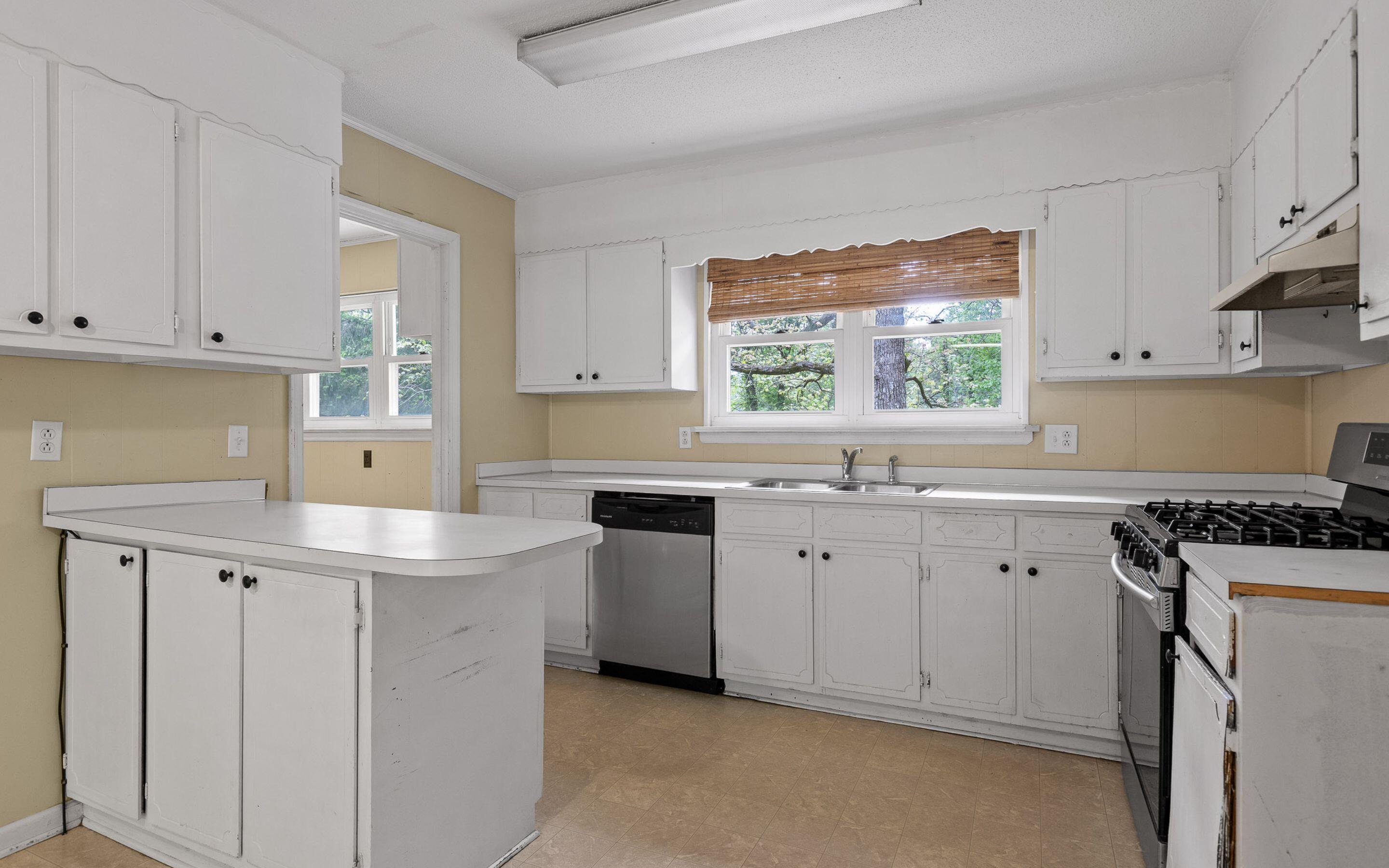 609 Albert Road Signal Mountain, TN 37377 - Photo 10 of 43 Kitchen