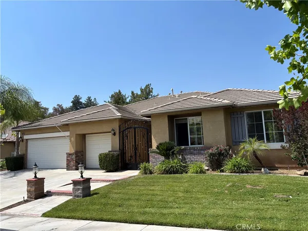 a view of a house with a yard and plants