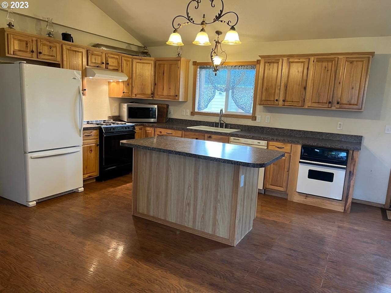 75531 Robinson Road Elgin, OR 97827 - Photo 4 of 26 Kitchen