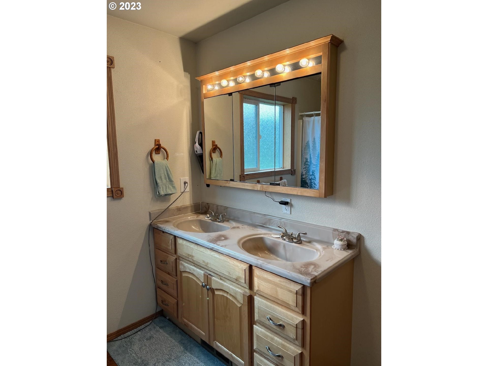 75531 Robinson Road Elgin, OR 97827 - Photo 8 of 26 Attached Bathroom